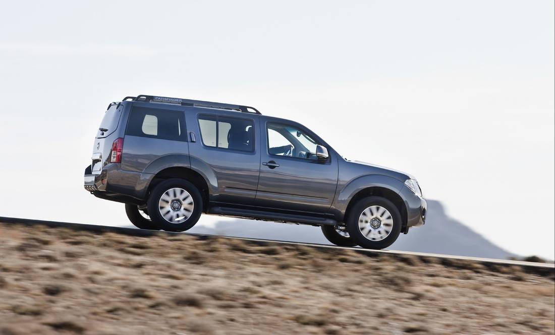 Nissan Pathfinder Side
