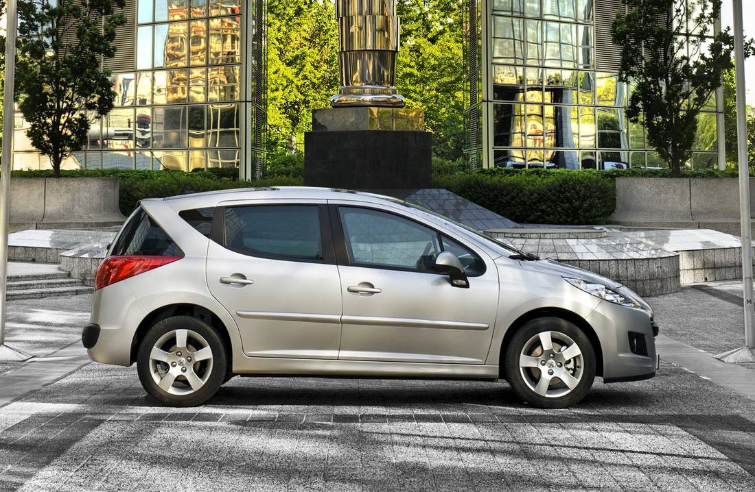 peugeot-207-sw-side