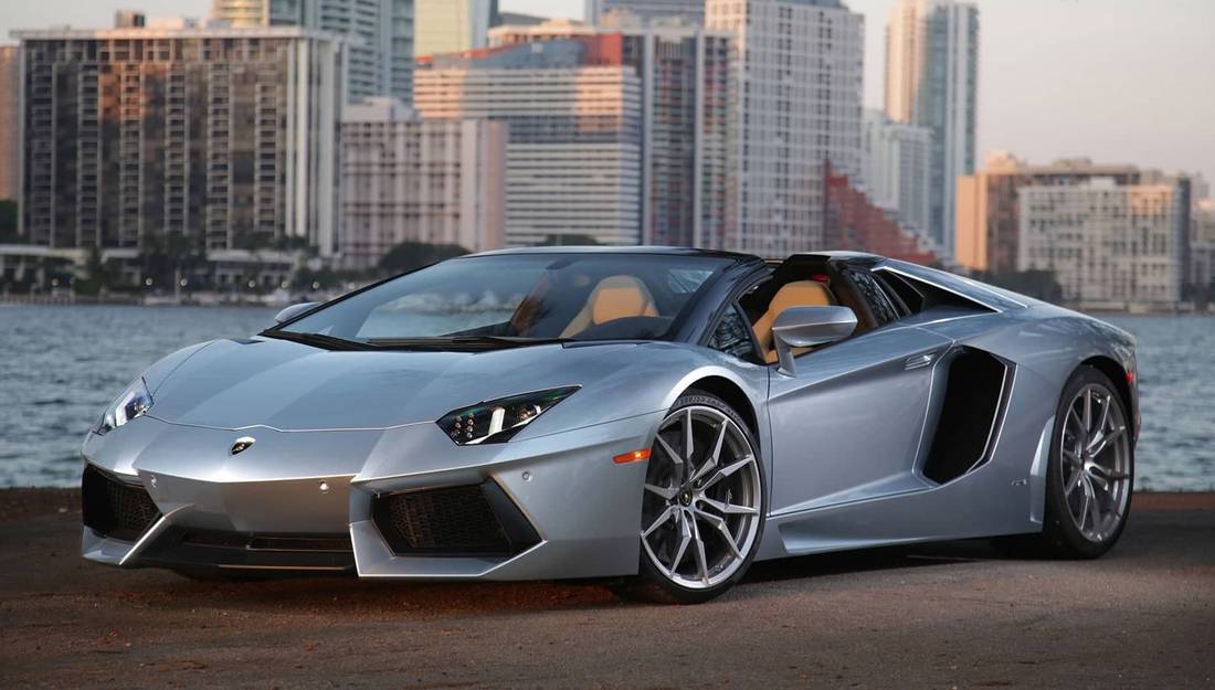 lamborghini-aventador-roadster-front