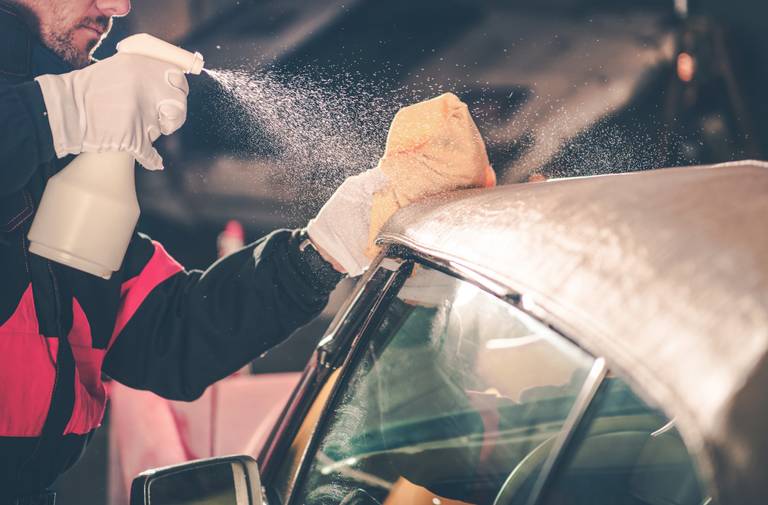  Ein glänzender Lack und eine strahlend sauberer Innenraum können den Preis für einen Gebrauchtwagen leicht nach oben treiben. Aber Achtung: So schön ein solch gepflegtes Auto auch ist, lasse dich dadurch nicht vom technischen Zustand des Gebrauchtwagens ablenken.