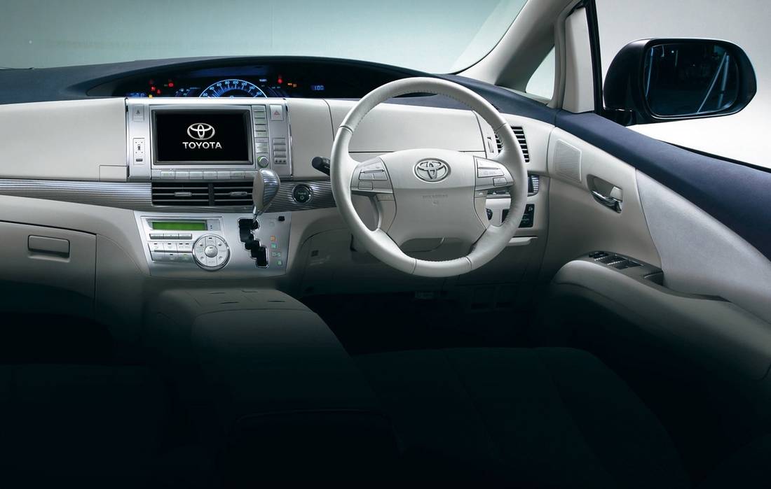 toyota-estima-interior