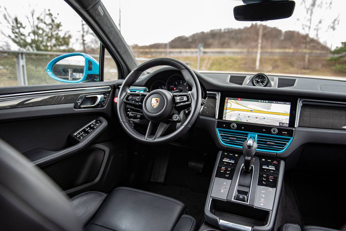  After eight years of construction, the cockpit of the Macan is no longer completely fresh, but it is still a pleasant place to work.  There is still no fully digital combination unit, the dial and speed needle rule.