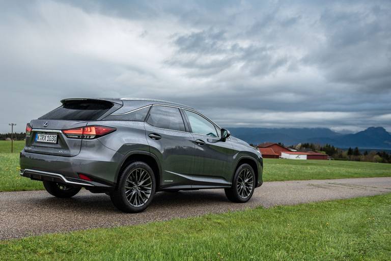  Gefällige Kante: Das Außendesign des Lexus RX kaschiert dessen Opulenz sehr gekonnt. Ein Porsche Cayenne ist nicht viel größer. 