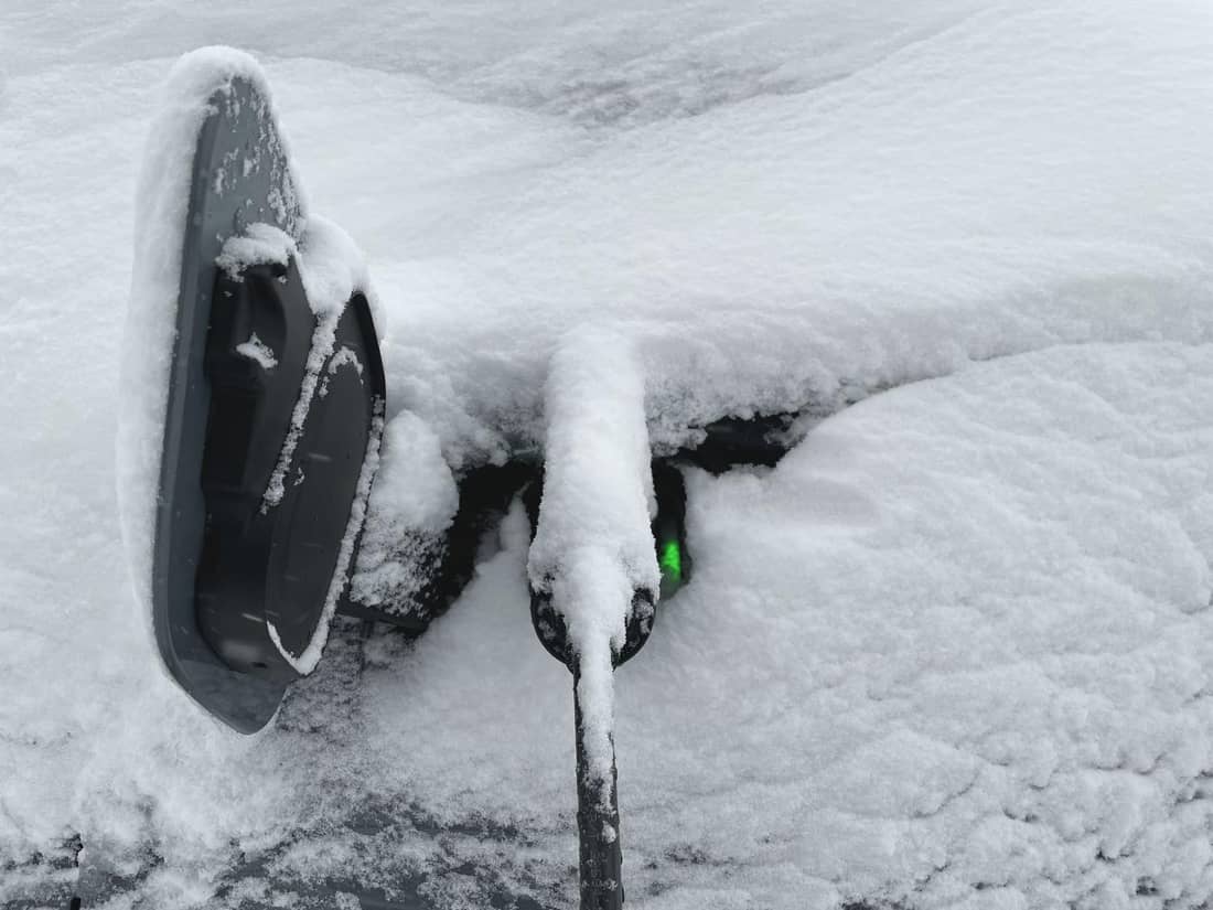 Elektroauto laden mit Schnee