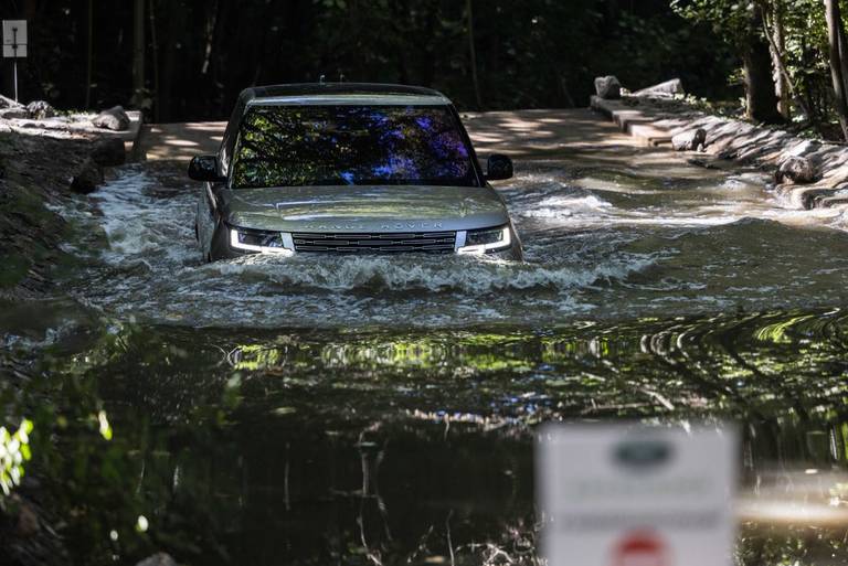 Range-Rover-Offroad-Water