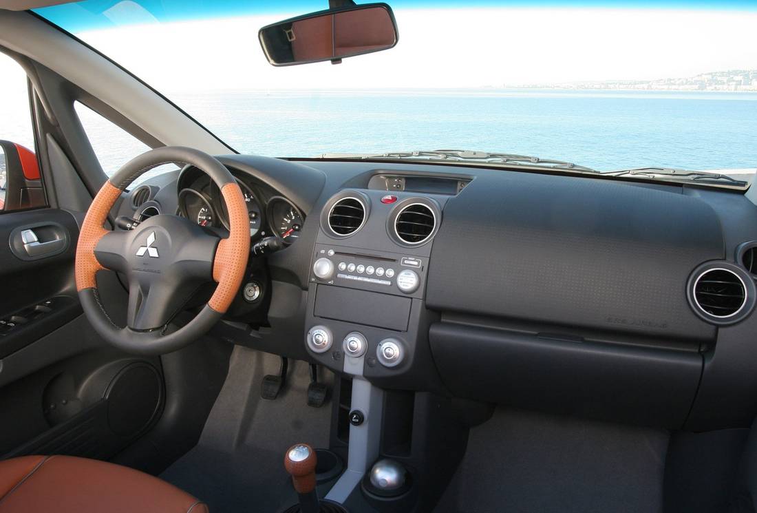 mitsubishi-colt-czc-interior