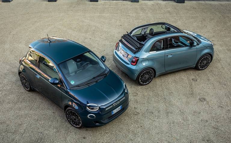  Elektrische Wiedergeburt einer italienischen Kleinwagen-Ikone: Fiat 500e, geschlossen und als Cabrio.