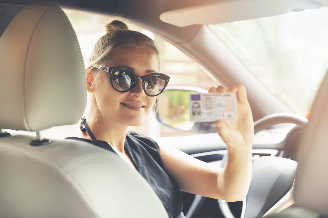  Den regulären Führerschein im Scheckkartenformat erhältst du erst mit 18 - für das "Begleitete Fahren" wird zunächst eine Prüfungsbescheinigung ausgestellt.