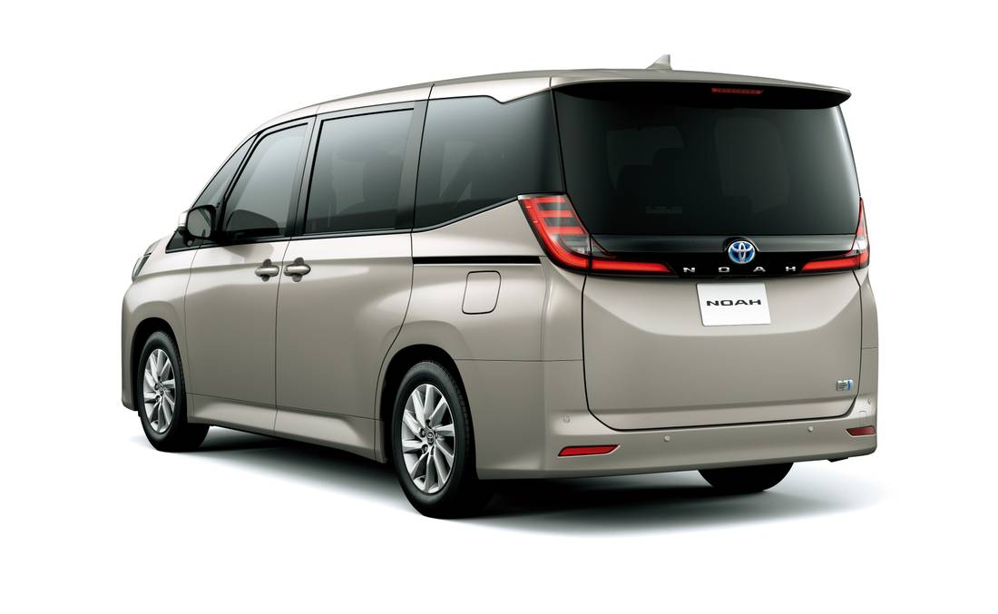 toyota-noah-back