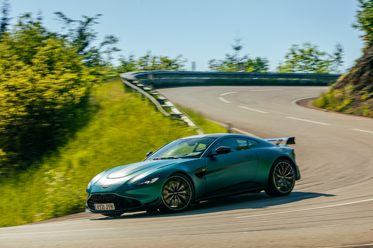  Ab knapp 152.000 Euro beginnen die Neuwagenpreise für einen luxuriösen Aston Martin Vantage.