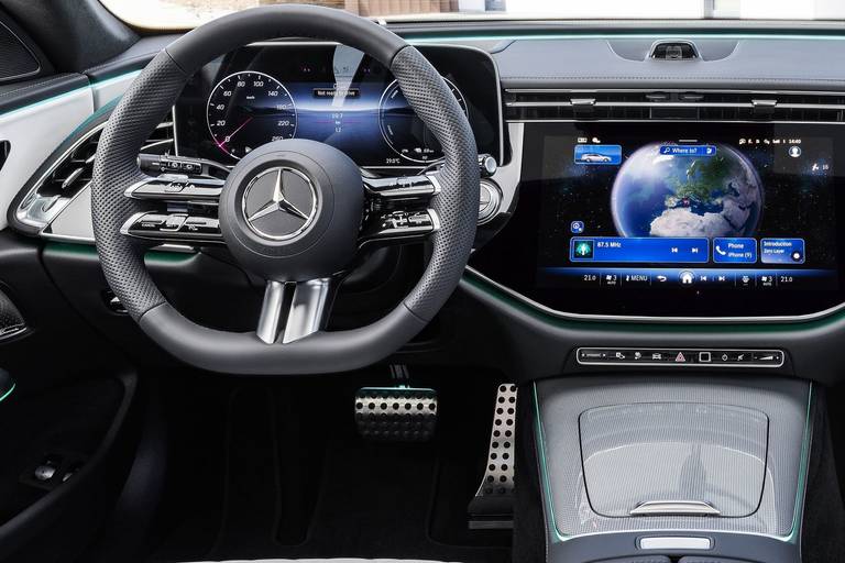 Mercedes-Benz-E-Klasse-T-Modell-2023-Cockpit