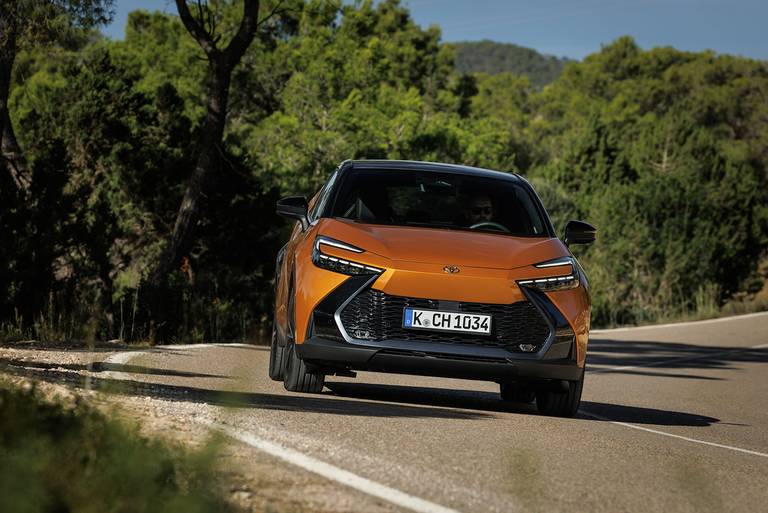  Der neue Toyota C-HR zeigt sich optisch futuristisch. Beinahe könnte man meinen, hier fährt noch eine Konzeptstudie vor.