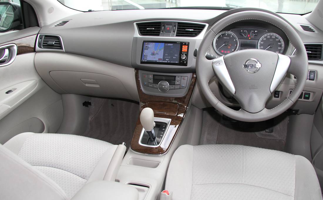 nissan-bluebird-interior