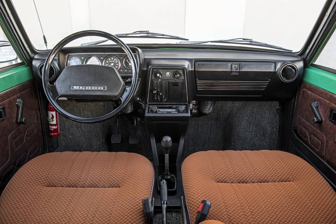 skoda-120-interior