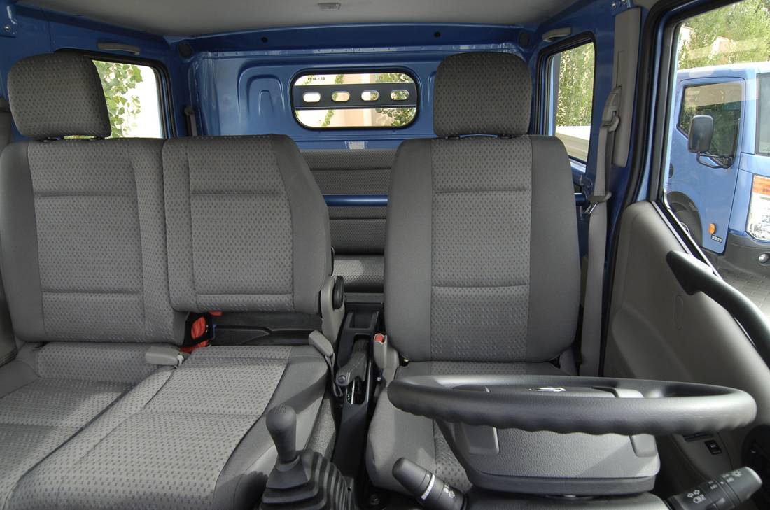 nissan-cabstar-seats