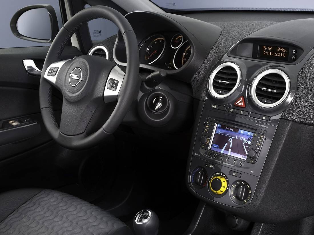 opel-corsa-d-interior