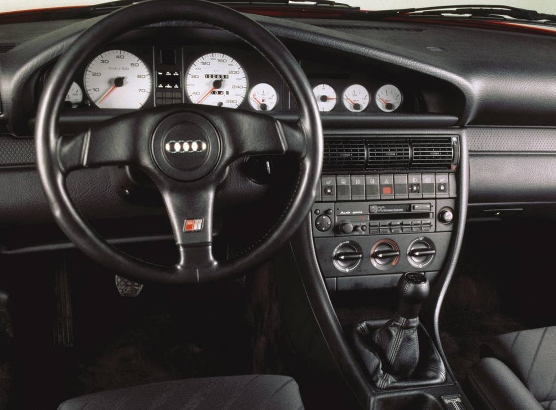 audi-100-interior