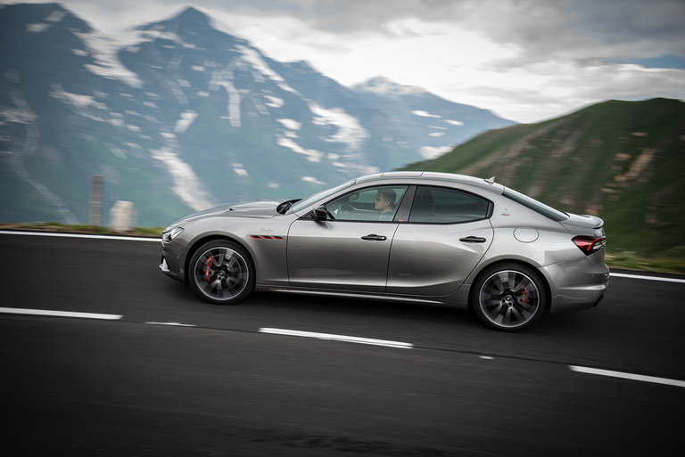 Maserati-Ghibli-Trofeo-V8-Dynamic