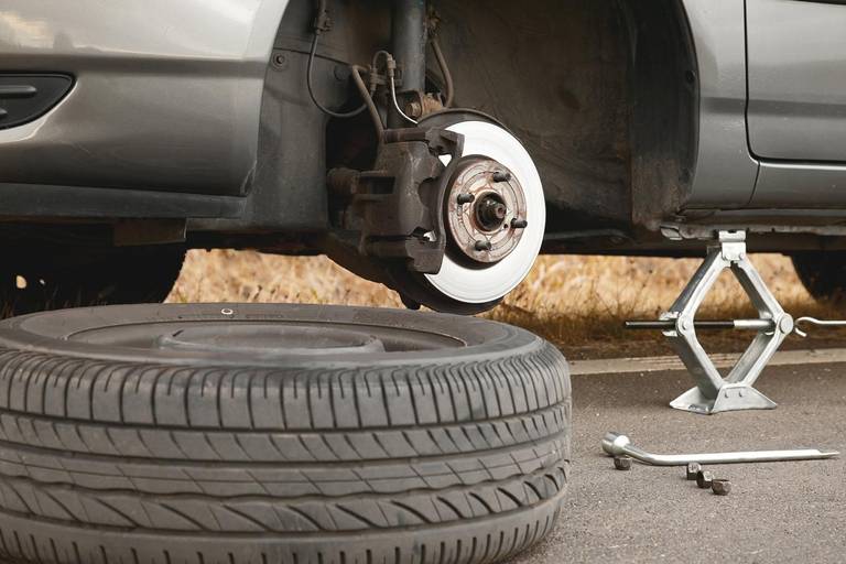  Nützliche Dinge wie einen Wagenheber stets an Bord des Autos zu haben, zahlt sich bei einer Panne aus.