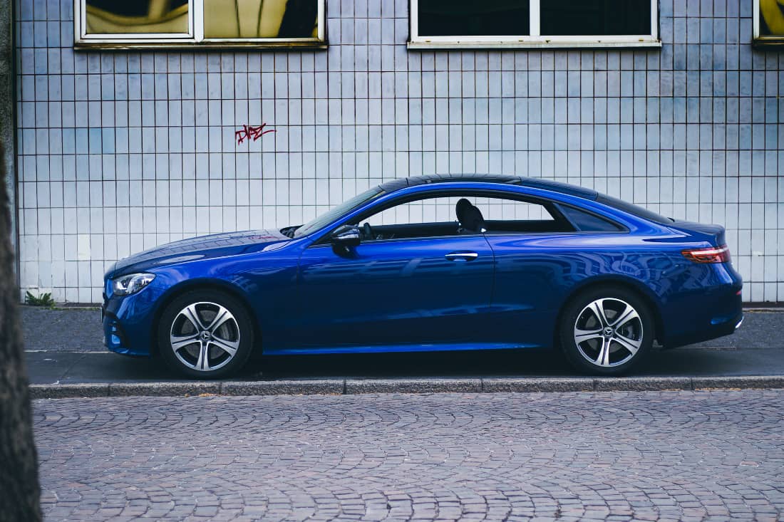 Mercedes-Benz E 400d 4Matic Coupé Side 1