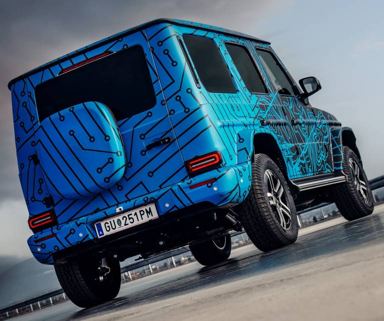  The Mercedes G-Class will come onto the market fully electric for the first time this year as the EQG.  She should also have a so-called "Tank turn" command.