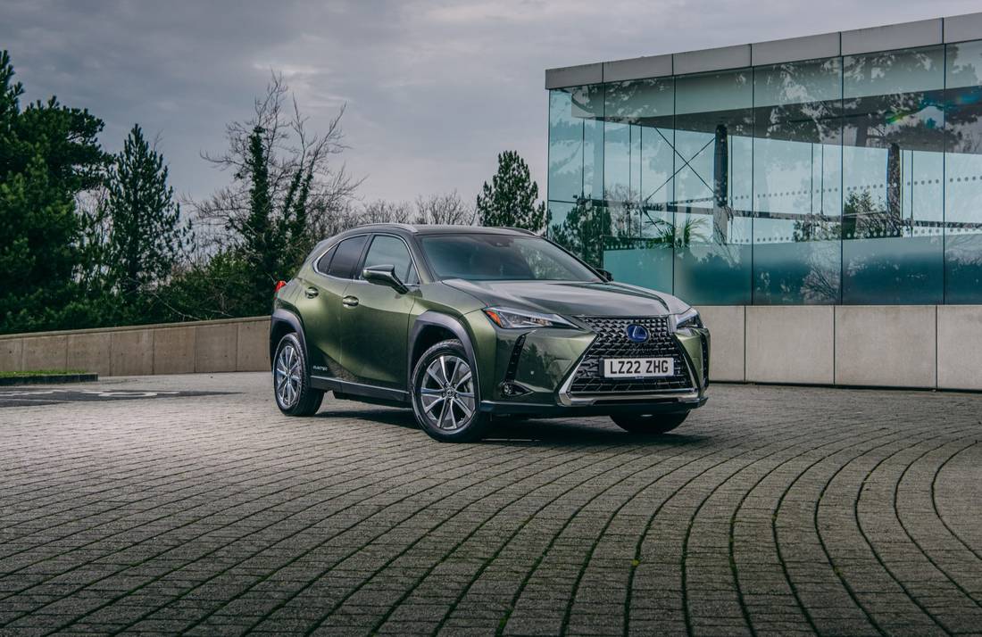 lexus-ux-300-e-side