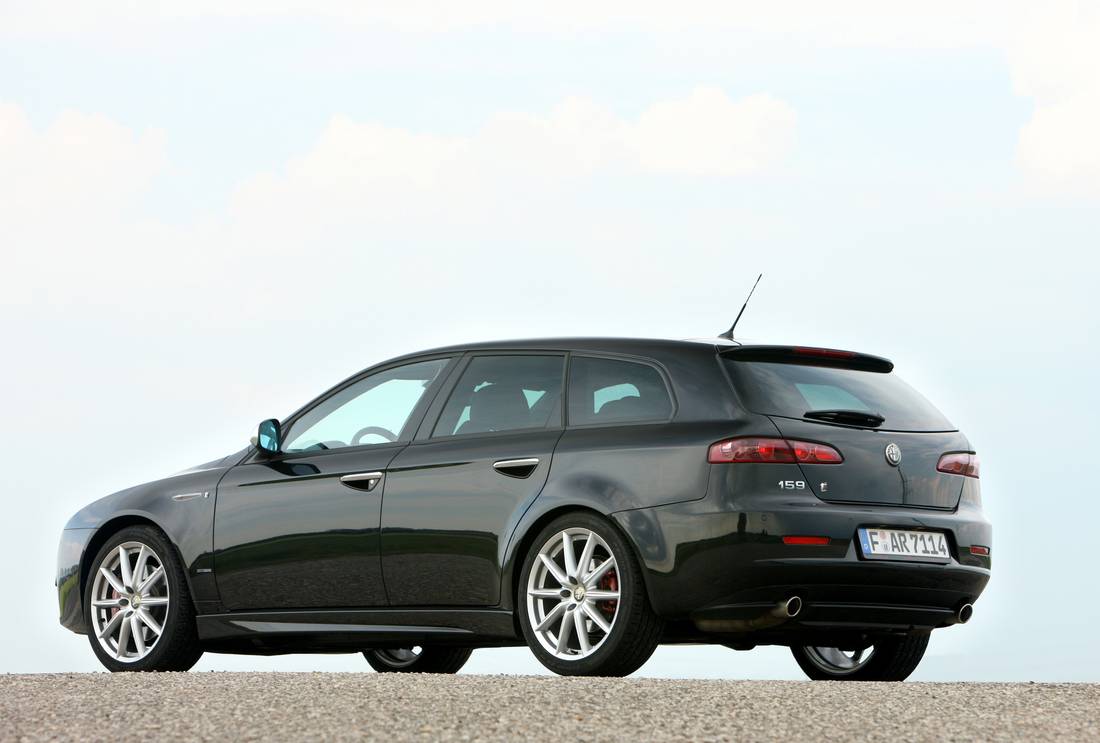 alfa-romeo-159-side