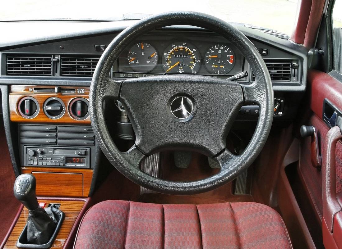 Mercedes-Benz-190E-interior