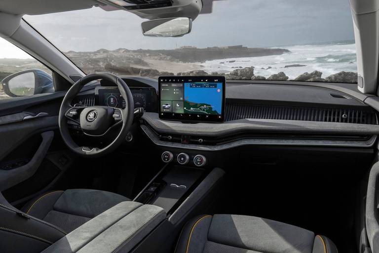 skoda-superb-combi-2024-cockpit