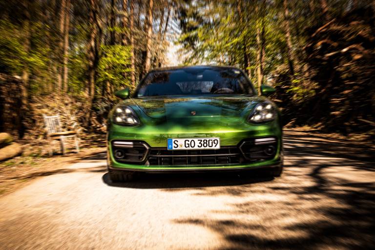 Porsche-Panamera-GTS-Sport-Turismo-dynamic-front