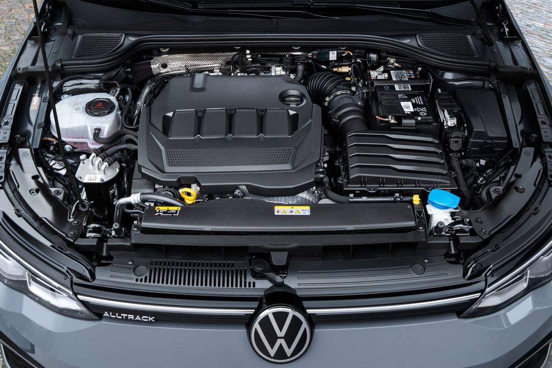 VW-Golf-8-Alltrack-2022-Engine