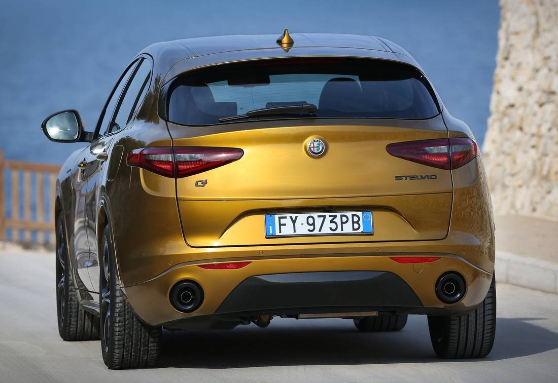 alfa-romeo-stelvio-back