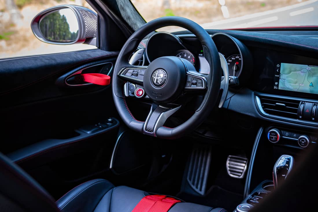 Alfa-Romeo-Giulia-GTAm-Cockpit2