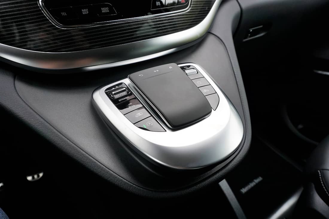 Mercedes-Benz V-Class V300d Int MBUX touchpad