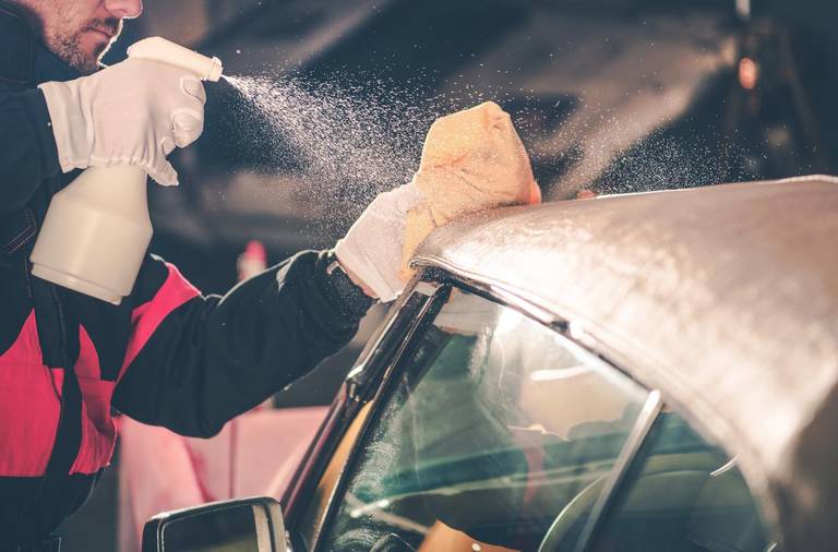 Autofenster mit schwamm reinigen und wasserflecken entfernen