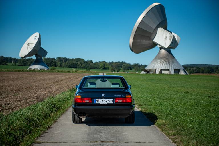  Erstmals kamen beim Siebener E32 Rückleuchten in L-Form zum Einsatz. Sie sollten in den darauffolgenden Jahren stilprägend für die Marke BMW werden.