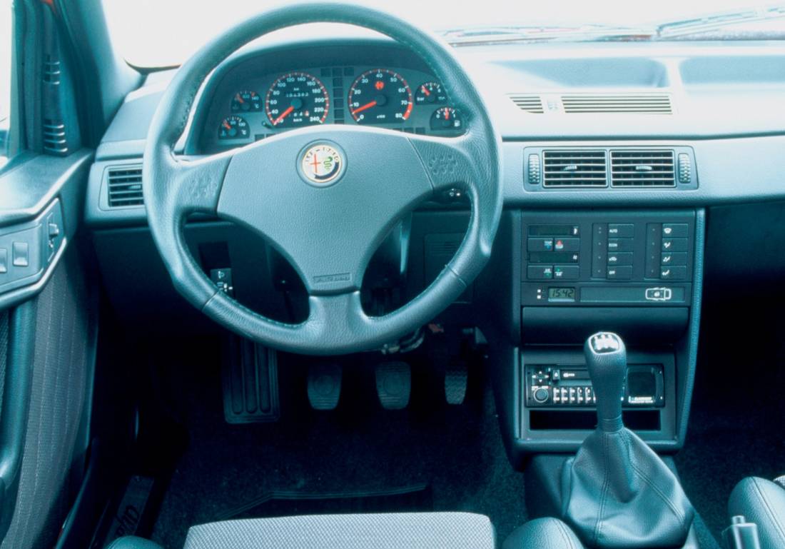 alfa-romeo-155-interior