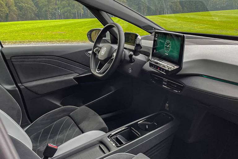  Despite numerous updates, the infotainment system is still a weak point of the ID.3.  Illuminated sliders under the screen will probably only be available from 2024.