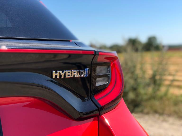 Toyota Yaris Hybrid 2020 Schriftzug