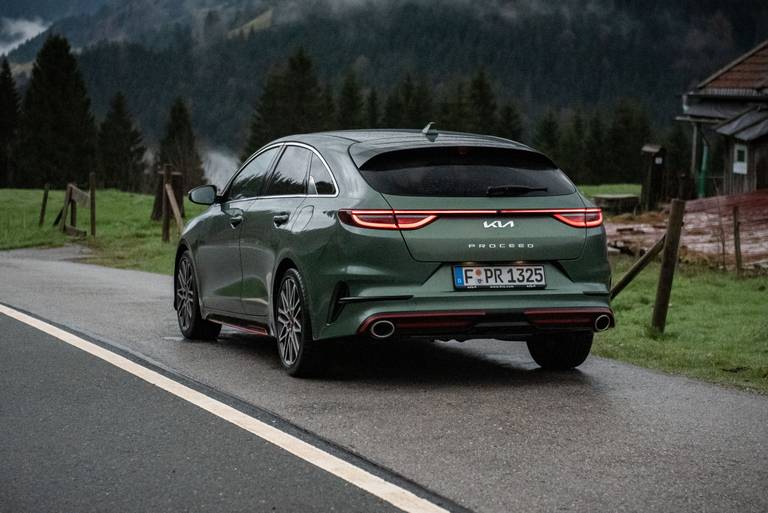 Kia-ProCeed-GT-2023-Side-Rear