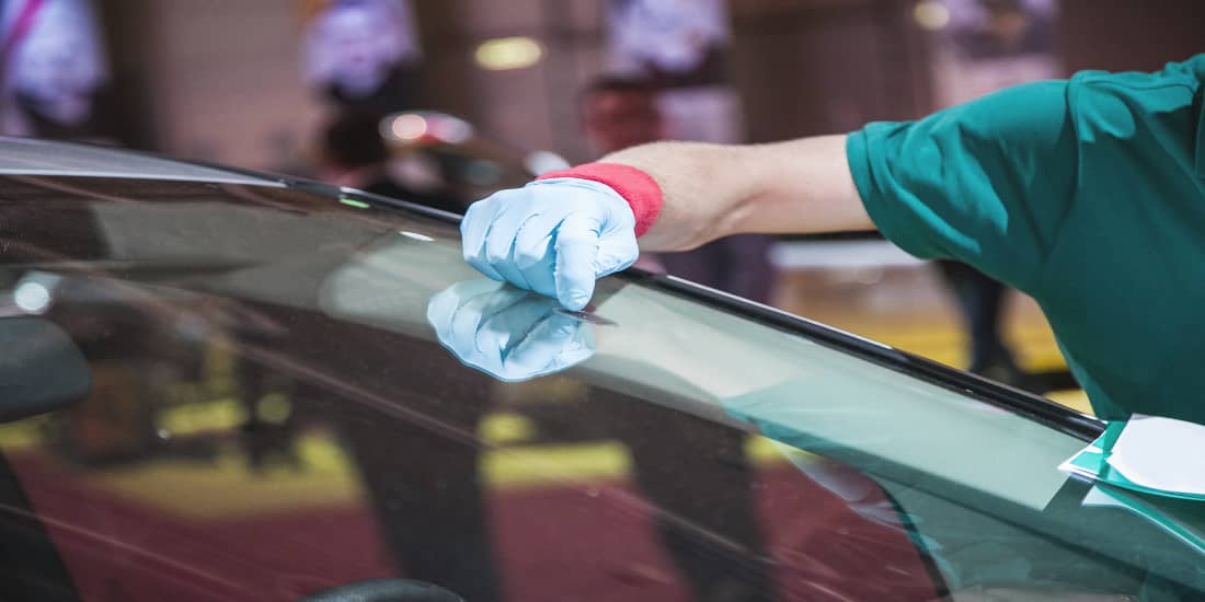  The repair and replacement of the defective windscreen can be covered by partial or comprehensive insurance.
