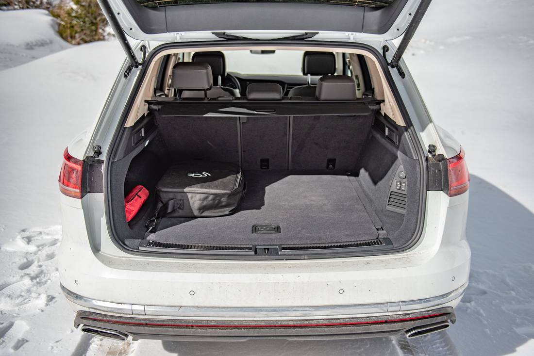  Loadmaster: The VW Touareg eHybrid holds between 665 and 1,675 liters of luggage, can pull 3.5 tons or support 75 kilograms on the trailer hitch.  Another 140 kilograms can be loaded onto the roof.