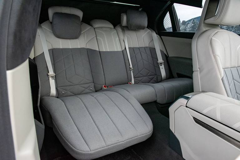 BMW-i7-xDrive60-Rearseats