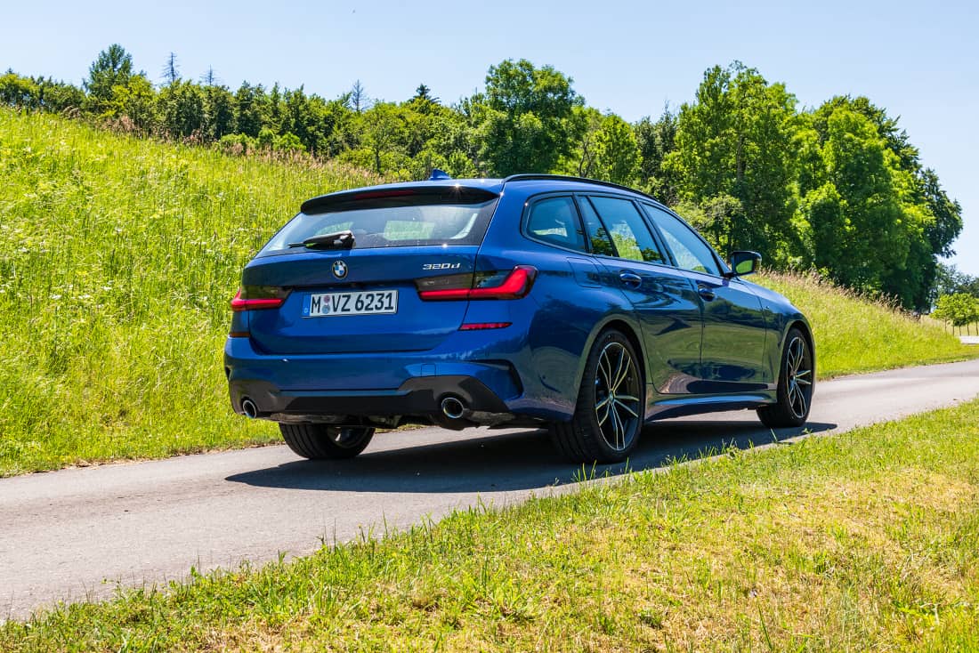 BMW-320d-Touring-2020-Side-Rear2