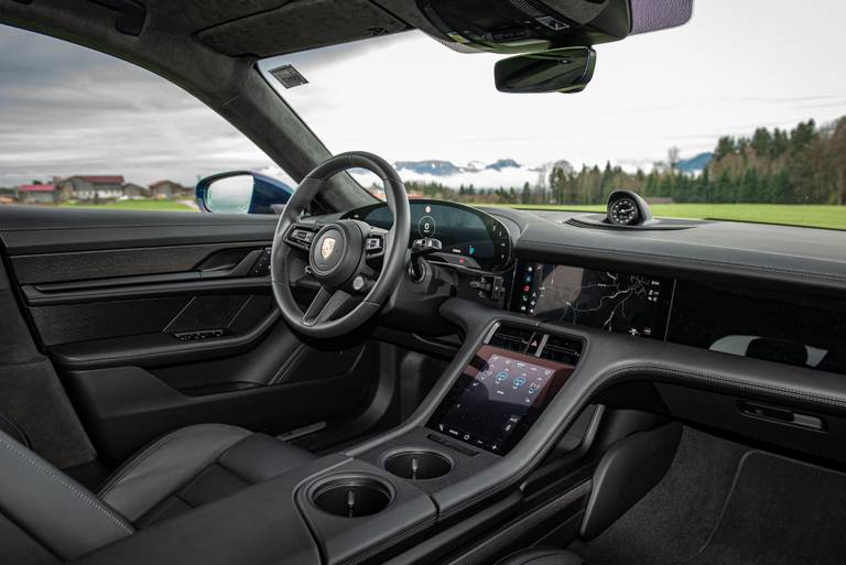  Das Porsche Taycan-Cockpit bleibt ein futuristischer Arbeitsplatz. Echte Knöpfe wurden auf ein Minimum reduziert, die Lüftungsdüsen lassen sich nicht per Hand verstellen.