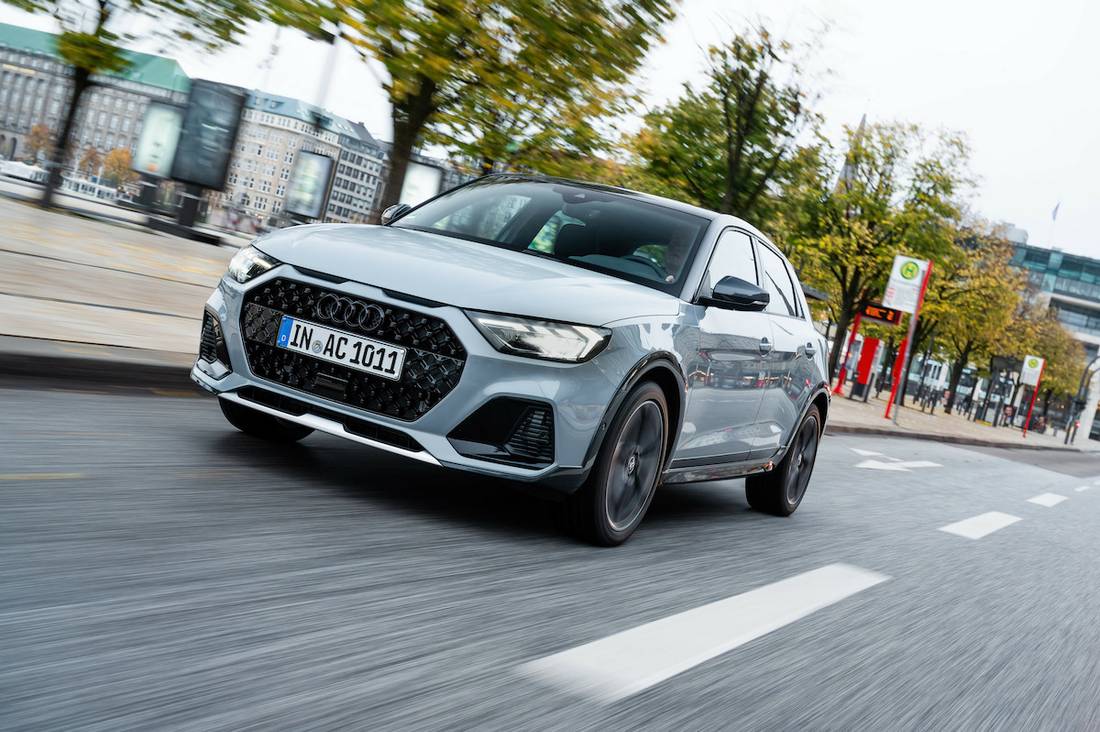 Audi A1 Allstreet (2022) rijdend, vooraanzicht