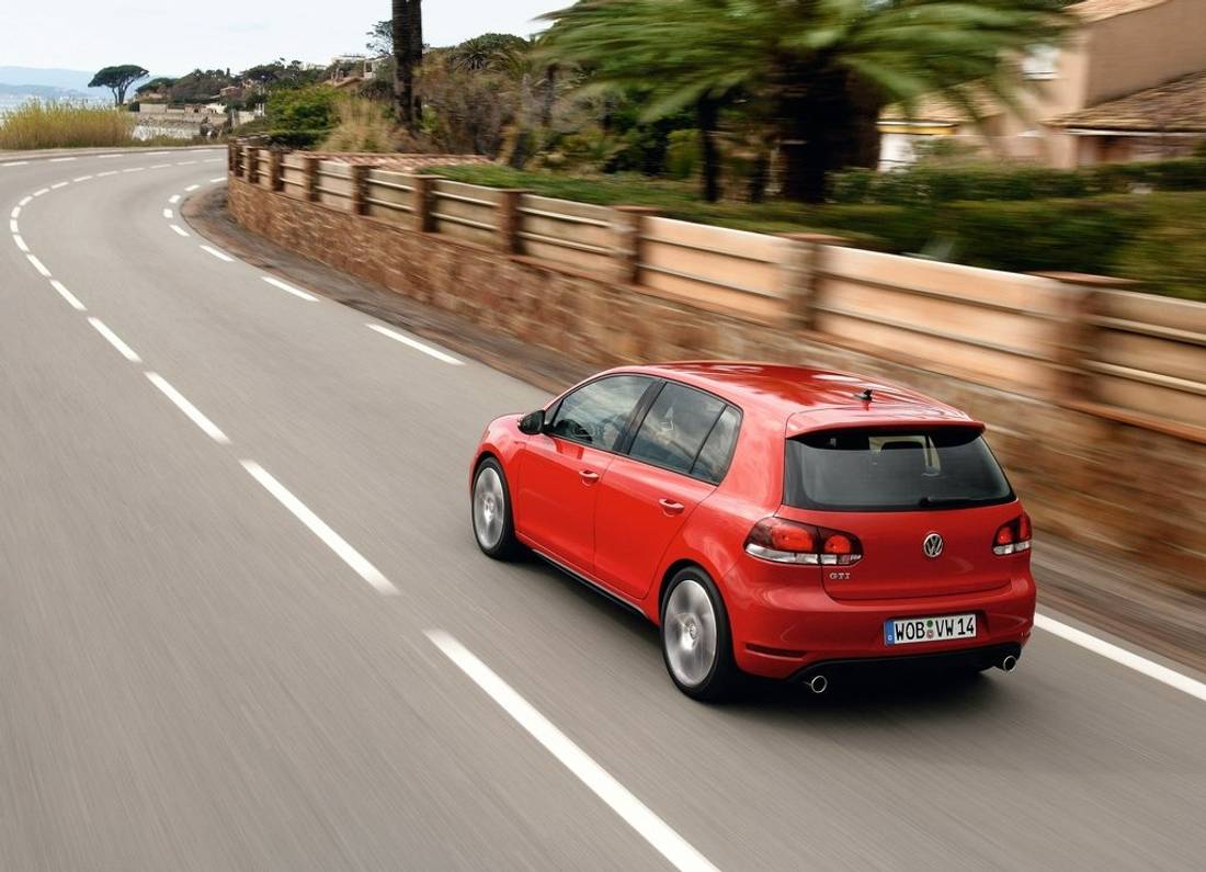 Volkswagen-Golf_GTI-2010-1024-28