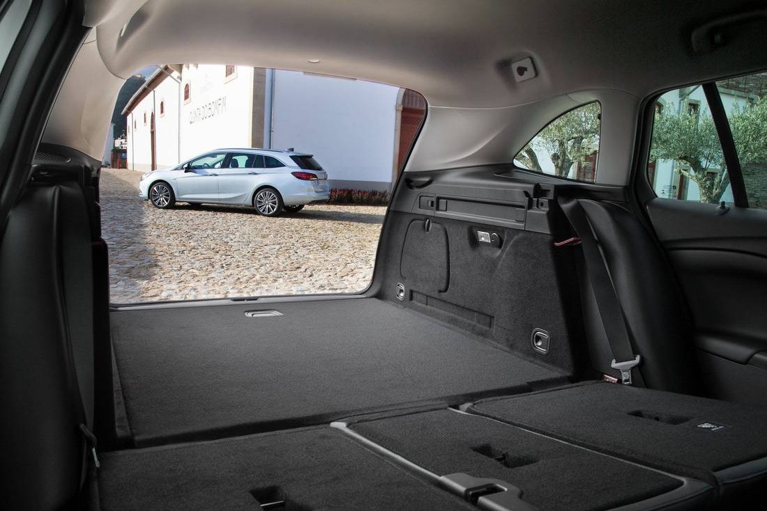  In particular, the station wagon version of the Astra, known as the Sports Tourer, offers plenty of space.  A maximum of 1,630 liters can be stowed with the rear seats folded down, the loading area is almost flat.