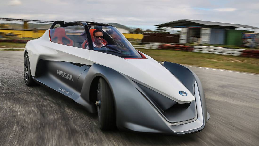 Hinten breit, vorne spitz: Die Studie Bladeglider von Nissan erinnert eher unfreiwillig an die ersten Elektroautos in Kutschenform.
