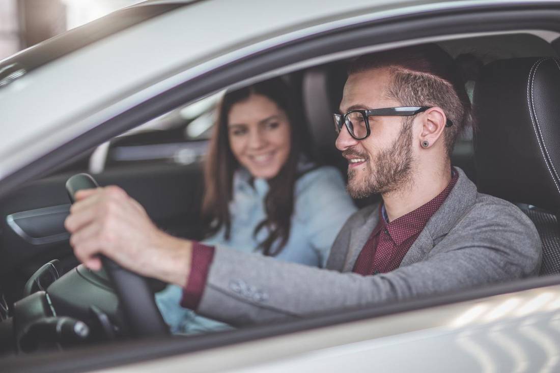 CAPTION: Jahreswagen sind zwar recht neue Fahrzeuge, achte beim Kauf jedoch genau auf den Zustand des Autos.